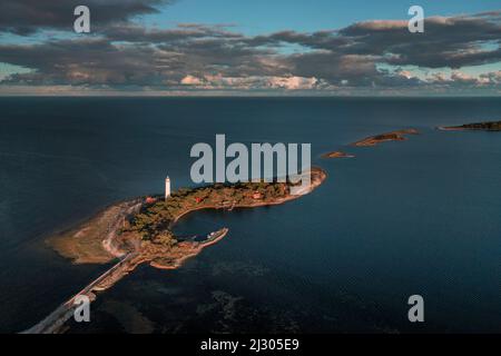 Küste und Leuchtturm Lange Erik im Norden der Insel Öland im Osten von Schweden von oben BEI sonne Banque D'Images