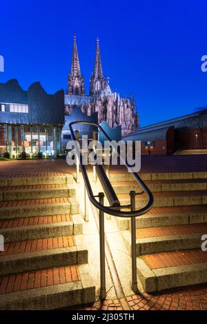 Escaliers du Rheingarten à Heinrich-Böll-Platz et au musée Ludwig, cathédrale de Cologne, Cologne, Rhénanie-du-Nord-Westphalie, Allemagne, Europe Banque D'Images