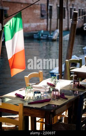 Table d'un restaurant avec le drapeau italien à Cannaregio, Venise, Vénétie, Italie, Europe Banque D'Images