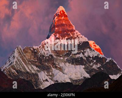 Lever du soleil sur Nevado Chacryraju Este, Cordillera Blanca, Pérou Banque D'Images