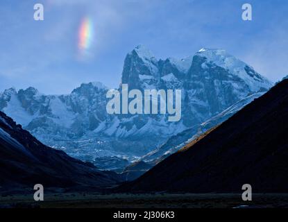 Chien de soleil sur Nevado Puscanturpa, Cordillera Huayhuash, Pérou Banque D'Images