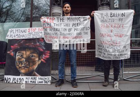 Londres, Royaume-Uni. 4th avril 2022. Les manifestants se sont rassemblés devant l'ambassade du Brésil en solidarité avec les peuples autochtones alors qu'ils entament leur camp de terre libre à Brasilia, et en protestation contre Bolsonaro, l'attaque contre les droits des autochtones, l'exploitation minière sur les terres autochtones et la destruction de la forêt amazonienne. Credit: Vuk Valcic/Alamy Live News Banque D'Images