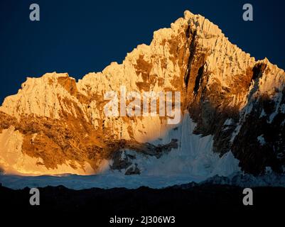 Lever du soleil sur Nevado Quitaraju, Cordillera Blanca, Pérou Banque D'Images