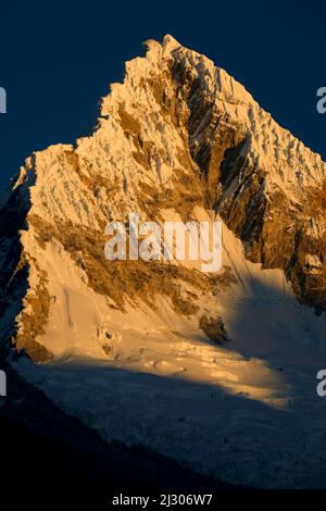 Lever du soleil sur Nevado Quitaraju, Cordillera Blanca, Pérou Banque D'Images