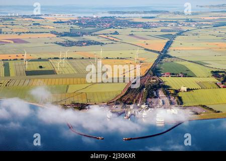 Vue d'en haut sur le port de ferry à Puttgarden, Fehmarn, mer Baltique, vue aérienne, Ostholstein, Schleswig-Holstein, Allemagne Banque D'Images