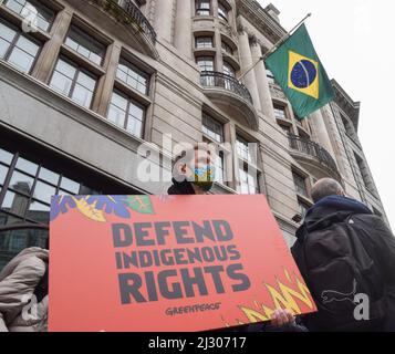 Londres, Royaume-Uni. 4th avril 2022. Les manifestants se sont rassemblés devant l'ambassade du Brésil en solidarité avec les peuples autochtones alors qu'ils entament leur camp de terre libre à Brasilia, et en protestation contre Bolsonaro, l'attaque contre les droits des autochtones, l'exploitation minière sur les terres autochtones et la destruction de la forêt amazonienne. Credit: Vuk Valcic/Alamy Live News Banque D'Images