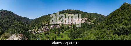 Vue panoramique du village depuis le point de vue du Bancarel Banque D'Images