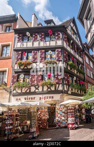 Maisons à colombages de la petite Venise, boutique de souvenirs, Colmar, Alsace, France, Europe Banque D'Images