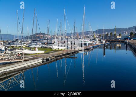 Vigo, Espagne - 31 décembre 2021: Bateaux dans le port de plaisance d'Agrupacion Nautica San Gregorio dans l'avenue de Beiramar dans la ville de Vigo, Pontevedra, Espagne. Banque D'Images