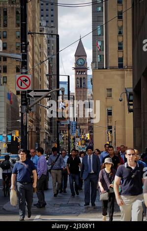 Toronto, Canada - 06 28 2016: Les gens approchent d'un passage à côté de la rue Bay au centre-ville de Toronto avec la tour de l'horloge de l'ancien hôtel de ville en arrière-plan. Banque D'Images