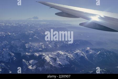 Vue par la fenêtre d'un Boeing 777 sur les montagnes Cascade avec le volcan Mount St. Helens. Banque D'Images