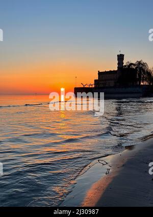 Un magnifique coucher de soleil sur le château de Montfort, sur les rives du lac de Constance Banque D'Images