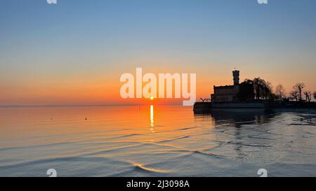 Vue panoramique d'un magnifique coucher de soleil sur le château de Montfort, sur les rives du lac de Constance Banque D'Images