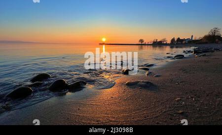 Vue panoramique d'un magnifique coucher de soleil sur le château de Montfort, sur les rives du lac de Constance Banque D'Images