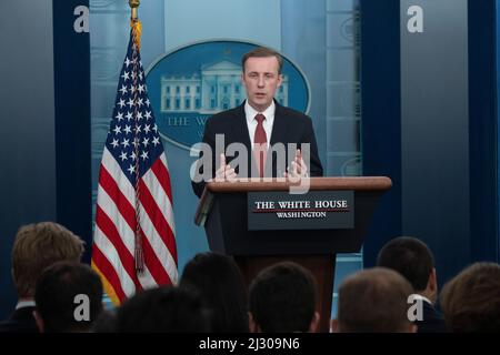 Washington, Vereinigte Staaten. 04th avril 2022. Jake Sullivan, conseillère en sécurité nationale, participe à une séance d'information à la Maison Blanche à Washington, DC, le lundi 4 avril 2022. Credit: Chris Kleponis/CNP/dpa/Alay Live News Banque D'Images