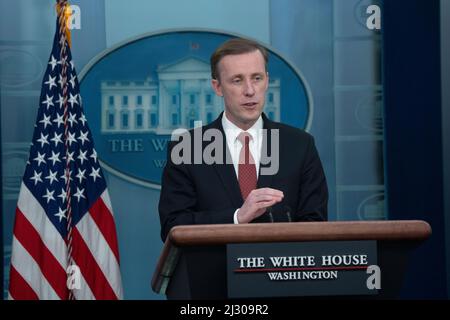 Washington, Vereinigte Staaten. 04th avril 2022. Jake Sullivan, conseillère en sécurité nationale, participe à une séance d'information à la Maison Blanche à Washington, DC, le lundi 4 avril 2022. Credit: Chris Kleponis/CNP/dpa/Alay Live News Banque D'Images