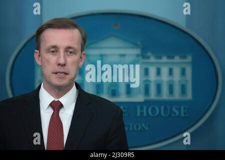 Washington, Vereinigte Staaten. 04th avril 2022. Jake Sullivan, conseillère en sécurité nationale, participe à une séance d'information à la Maison Blanche à Washington, DC, le lundi 4 avril 2022. Credit: Chris Kleponis/CNP/dpa/Alay Live News Banque D'Images