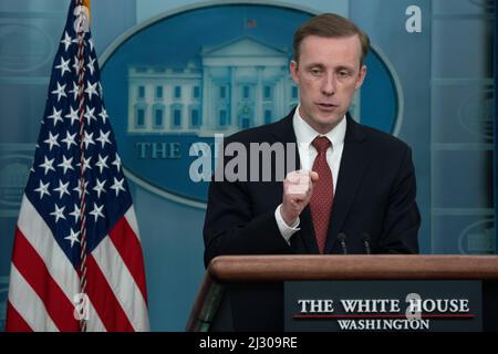 Washington, Vereinigte Staaten. 04th avril 2022. Jake Sullivan, conseillère en sécurité nationale, participe à une séance d'information à la Maison Blanche à Washington, DC, le lundi 4 avril 2022. Credit: Chris Kleponis/CNP/dpa/Alay Live News Banque D'Images