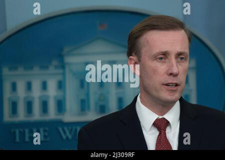 Washington, Vereinigte Staaten. 04th avril 2022. Jake Sullivan, conseillère en sécurité nationale, participe à une séance d'information à la Maison Blanche à Washington, DC, le lundi 4 avril 2022. Credit: Chris Kleponis/CNP/dpa/Alay Live News Banque D'Images