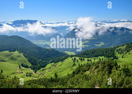 Vue de Trainsjoch à l'ambiance nuageuse avec Kaisergebirge et Hohe Tauern en arrière-plan, Trainsjoch, Mangfallgebirge, Alpes bavaroises, haute-Bavière, Bavière, Allemagne Banque D'Images