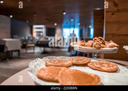 Petit déjeuner délicieux servi à table dans la salle à manger du complexe Banque D'Images