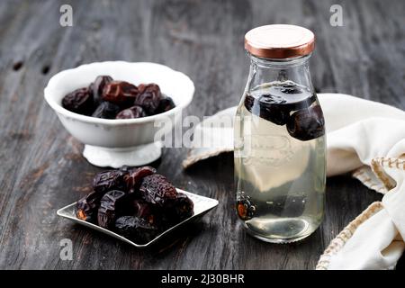 Kurma Nabeez, fruit de la nuit infusé eau dans une bouteille, populaire boisson saine pendant Ramadan. Boisson préférée du prophète. Banque D'Images