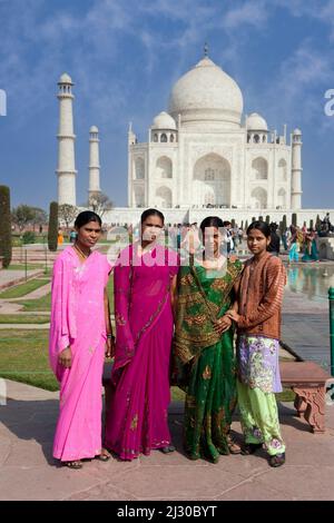 Agra, Inde. Femmes indiennes touristes visitant le Taj Mahal. Banque D'Images