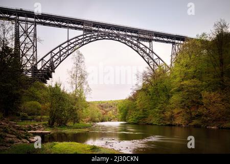 Pont ferroviaire, Müngstener Brücke (pont Kaiser-Wilhelm), Solingen, Remscheid, Rhénanie-du-Nord-Westphalie, Allemagne Banque D'Images