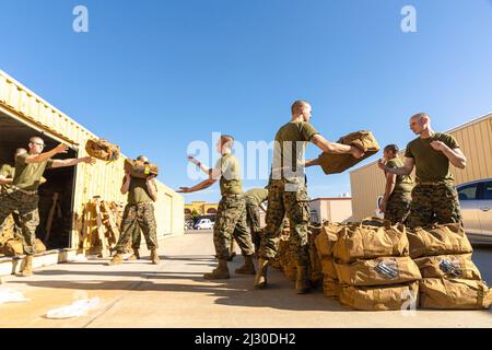 San Diego, Californie, États-Unis. 17th mars 2022. Le corps des Marines des États-Unis recrute avec Alpha Company, 1st Recruit Training Battalion, organise des sacs de guerre au Marine corps Recruit Depot San Diego, le 17 mars 2022. La semaine d'équipe, qui a lieu au cours de la sixième semaine de formation, permet aux recrues de travailler en petits groupes avec une supervision minimale et de développer des compétences en leadership tout en offrant un répit par rapport aux cinq semaines précédentes de formation continue. Crédit : U.S. Marines/ZUMA Press Wire Service/ZUMAPRESS.com/Alamy Live News Banque D'Images