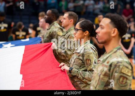 Dayton, Ohio, États-Unis. 16th mars 2022. Les aviateurs de la base aérienne Wright-Patterson, Ohio, affichent un grand drapeau américain à Midcourt dans l'arène de l'Université de Dayton le 16 mars 2022, pendant le chant de l'hymne national avant un match des quatre premiers dans le tournoi de basketball de la NCAA entre Wright State et Bryant. La Force aérienne était également représentée cette nuit-là par le général CQ Brown, Jr., chef d'état-major de la Force aérienne, qui a prêté serment à un groupe de recrues pendant la mi-temps. Credit: US Air Force/ZUMA Press Wire Service/ZUMAPRESS.com/Alamy Live News Banque D'Images