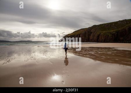 Marcheurs à marée basse sur Oldsshoremore Beach, North West Sutherland Coast, Highlands, Écosse, Royaume-Uni Banque D'Images