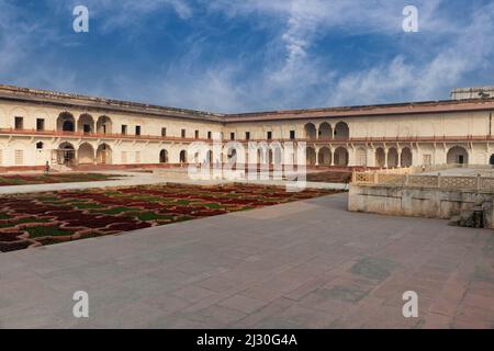 Agra, Inde. Fort d'Agra, Anguri Bagh (Grape Garden). À l'arrière se trouvent les appartements zenana, salon pour les femmes royales. Banque D'Images