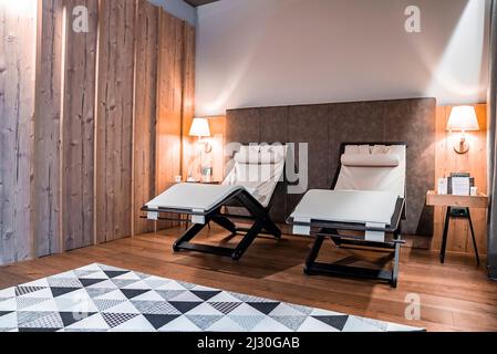 Chaises inclinables vides dans la chambre éclairée du complexe de luxe Banque D'Images