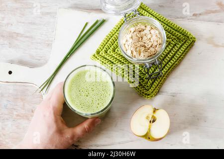 Smoothies, flocons d'avoine et pomme sur la table. Concept de petit déjeuner sain Banque D'Images