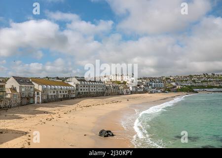 Vue sur la plage de Porthmeor vue depuis la péninsule de l'île, Cornouailles, Angleterre, Royaume-Uni Banque D'Images