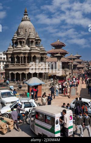 Népal, Patan. Trafic en milieu de journée à l'entrée de la place Durbar, Temple Krishna (Chyasim Deval) sur la gauche. 18 février 2009. Le temple a survécu Banque D'Images