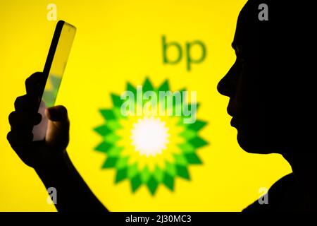 Brésil. 04th avril 2022. Dans cette illustration, la silhouette d'une femme tient un smartphone avec le logo British Petroleum (BP) en arrière-plan. (Photo de Rafael Henrique/SOPA Images/Sipa USA) crédit: SIPA USA/Alay Live News Banque D'Images