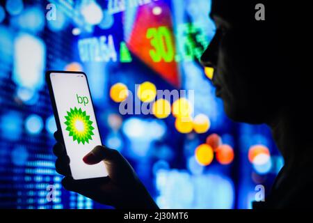 Brésil. 4th avril 2022. Dans cette illustration, la silhouette d'une femme tient un smartphone avec le logo British Petroleum (BP) affiché à l'écran. (Credit image: © Rafael Henrique/SOPA Images via ZUMA Press Wire) Banque D'Images