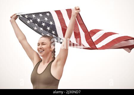 Je n'ai jamais ressenti plus de fierté. Photo d'une jeune athlète féminine portant le drapeau américain. Banque D'Images