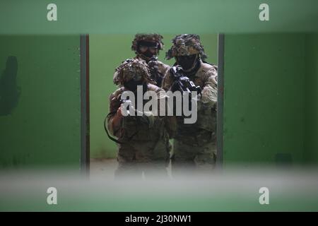 Philippines. 11th mars 2022. Des soldats de l'armée américaine de la Compagnie C, 2nd Bataillon, 27th Infantry Regiment, 3rd Infantry Brigade combat Team, 25th Infantry Division, défrirent une pièce lors d'un exercice d'entraînement en terrain urbain à l'appui de Salaknib à fort Magsaysay, Nueva Ecija, Philippines le 11 mars 2022. Près de 1 100 soldats de l'armée américaine du Pacifique participent à Salaknib aux côtés de leurs homologues de l'armée philippine pour améliorer l'interopérabilité et renforcer notre partenariat dans l'ensemble de l'Indoâ Pacific. Crédit: Armée américaine/ZUMA Press Wire Service/ZUMAPRESS.com/Alamy Live News Banque D'Images