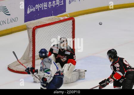 29 septembre 2015 - Corée du Sud, Goyang : les lames de glace de Tohoku du Japon et le haut 1 de la Corée du Sud jouent pendant la Ligue asiatique de hockey sur glace 2015 à Goyang Ice Link à Gyeong Gi, Corée du Sud. Aujourd'hui, le match a gagné les lames de glace Tohoku, score 2-0. Banque D'Images