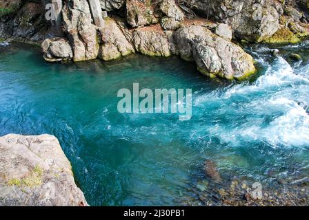 Considéré comme l'un des trois plus beaux ponts du Japon, le pont Shinkyo traverse la rivière Daiya dans le parc national Nikko, au Japon. Banque D'Images