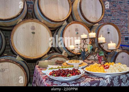 Traverse City Michigan, Old Mission Peninsula, Brys Estate, cave à vin, chêmes de fromage, dégustation de vin nourriture complémentaire corps de chêne de Saury Banque D'Images