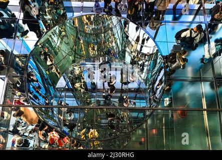 Touristes visitant le Sommet à One Vanderbilt dans la salle transcendance 2 avec miroirs à débordement Banque D'Images