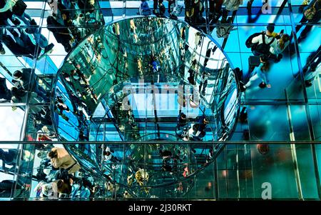 Touristes visitant le Sommet à One Vanderbilt dans la salle transcendance 2 avec miroirs à débordement Banque D'Images