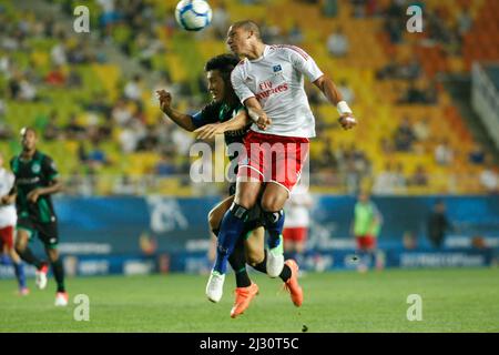 20 juillet 2012 - Corée du Sud, Suwon : Hamburger SV d'Allemagne et FC Groningen des pays-Bas, les joueurs concourent au ballon pendant la coupe de la paix Suwon. Hamburger SV a remporté le match 2-1. Banque D'Images