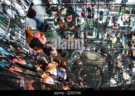 Touristes visitant le Sommet à One Vanderbilt dans la salle transcendance 2 avec miroirs à débordement Banque D'Images