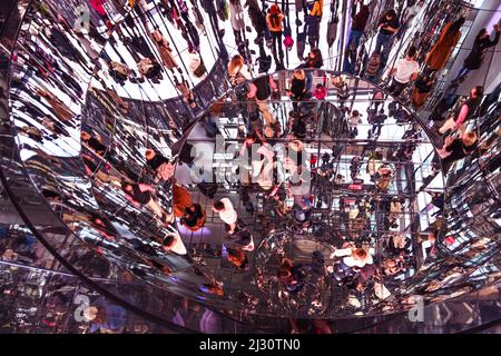 Touristes visitant le Sommet à One Vanderbilt dans la salle transcendance 2 avec miroirs à débordement Banque D'Images