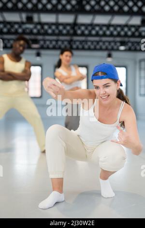 Jeune belle danseuse appréciant la danse de pause Banque D'Images