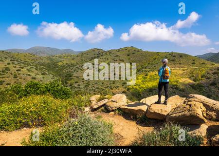 Randonnée sur la route de Chumash dans la vallée de la Jolla, parc national de point Mugu, Malibu, Californie, États-Unis Banque D'Images